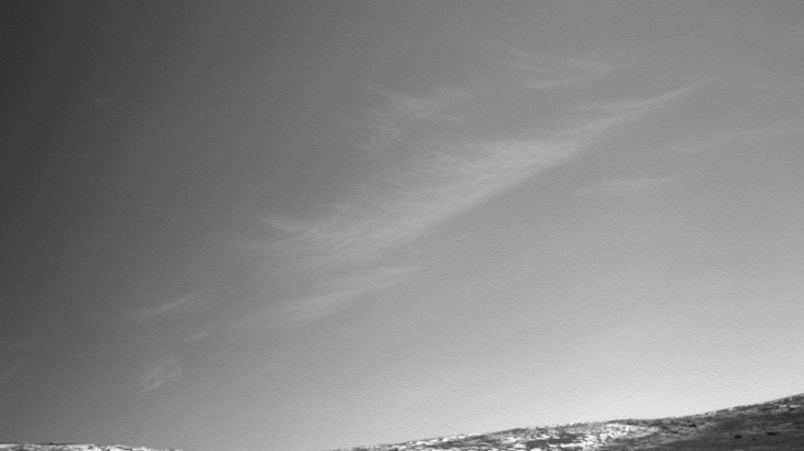 Aufnahme der Marsoberfläche mit dünnen Wolken.