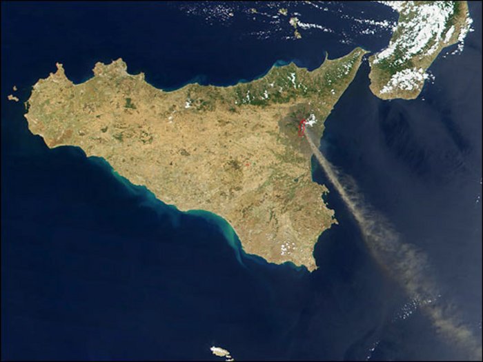 Aschewolke über dem Ätna auf Sizilien