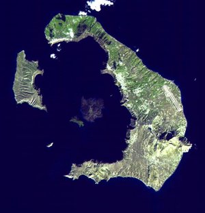 Die Inselgruppe von oben. Sie besteht aus einem Halbkreis-förmigen Teil rechts und einer kleineren Insel links. In der Mitte des sich so bildenden Caldera-Ovals liegt der Vulkankrater. 