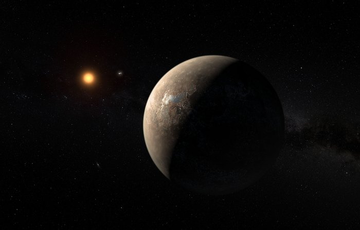 In der künstlerischen Darstellung ist ein steiniger Planet groß im Vordergrund zu sehen, im Hintergrund ein kleiner, rötlicher Stern.
