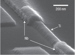 SEM-Aufnahme des Titan-Nanodrahtes mit Niobkontakten