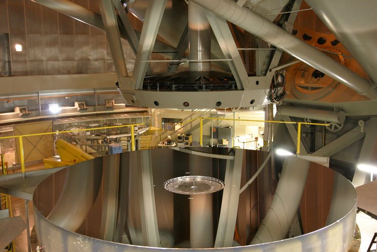 Das Foto zeigt den Spiegel des Teleskops.
