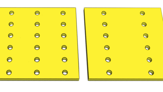 Drei quadratische Schichten mit Löchern liegen nebeneinander.