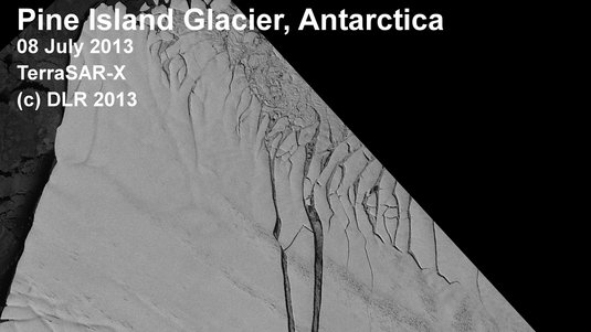 Ein einmal verzweigter Riss trennt einen Eisberg vom Gletscher