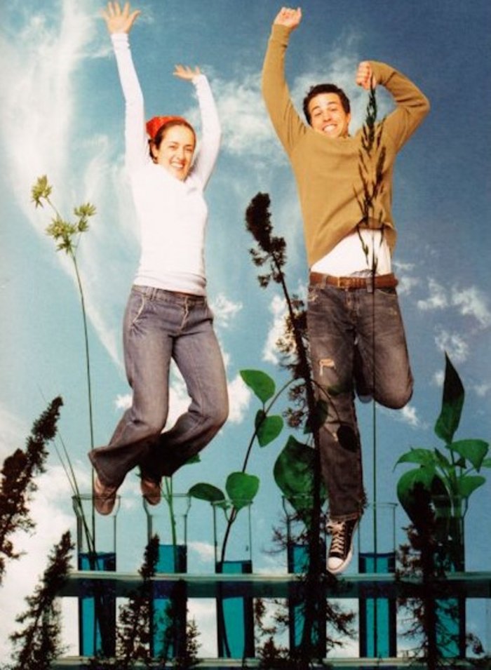 Zwei springende junge Erwachsene, darunter das vergrößerte Bild von Reagenzgläsern und Pflanzen.