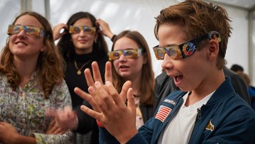 Eine Gruppe von Kindern tragen eine spezielle Brille.