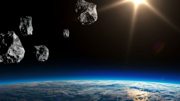 Asteroiden im All, im Hintergrund die Erde