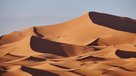 Sanddünen in einer Wüstenlandschaft