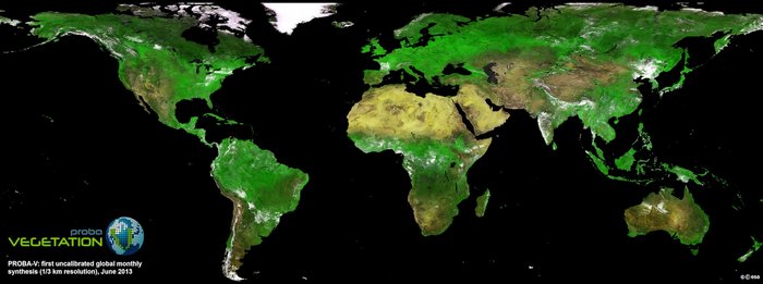 Eine Satellitenaufnahme des Globus. Es dominiert der Eindruck von reichhaltiger Vegetation.