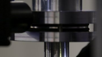 Mit einer Ultraschallplatte brachten die Forscher einen winzigen Flüssigkeitstropfen von rund einem Millimeter Durchmesser zum Schweben. Darin frei beweglich: der zu analysierende Proteinkristall.