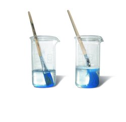 Auf dem Bild stehen zwei Pinsel mit blauer Farbe jeweils in einem Becherglas, das mit einer durchsichtigen Flüssigkeit gefüllt ist. In der Flüssigkeit im rechten Glas löst sich die blaue Farbe besser vom Pinsel als links.