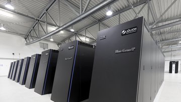 schwarze Prozessorenblöcke in Rechnerhalle