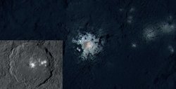 Bild des Kraters Occator, sowie eine Vergrößerung des Flecks.