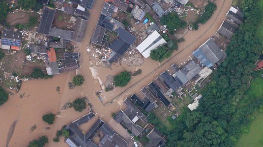 Das Bild zeigt die überfluteten Straßen und zerstörten Häuser von Schleiden.