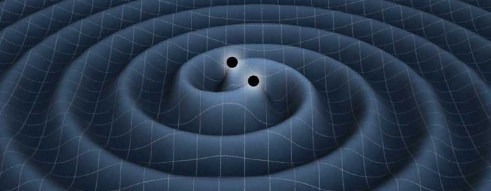 Grafik von zwei Schwarzen Löchern, von denen sich Wellen im All ausbreiten