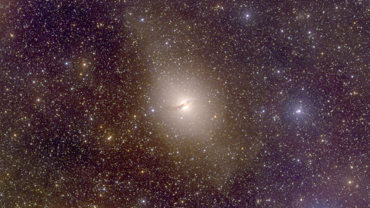 Das Bild zeigt die elliptische Galaxie Centaurus A. 