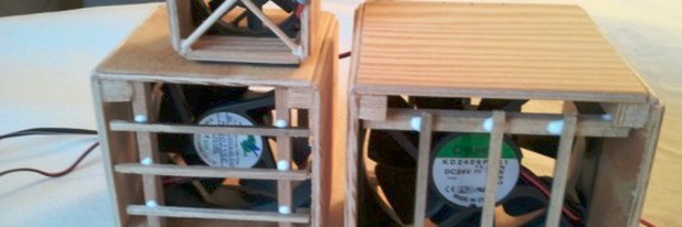 Fertig gebaute Wärmewürfel. Foto: Tom Bussemas Mehrere Holzkuben mit Öffnungen an zwei gegenüberliegenden Seiten. In der Mitte jeweils ein kompakter PC-Ventilator.