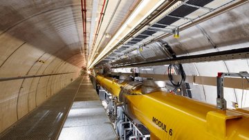Die Aufnahme zeigt den Beschleunigertunnel des Freie-Elektronen-Lasers.