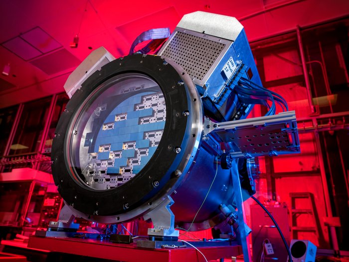Kamera des Dark Energy Survey Die Abbildung zeigt ein zylinderförmiges Gerät auf einem Labortisch