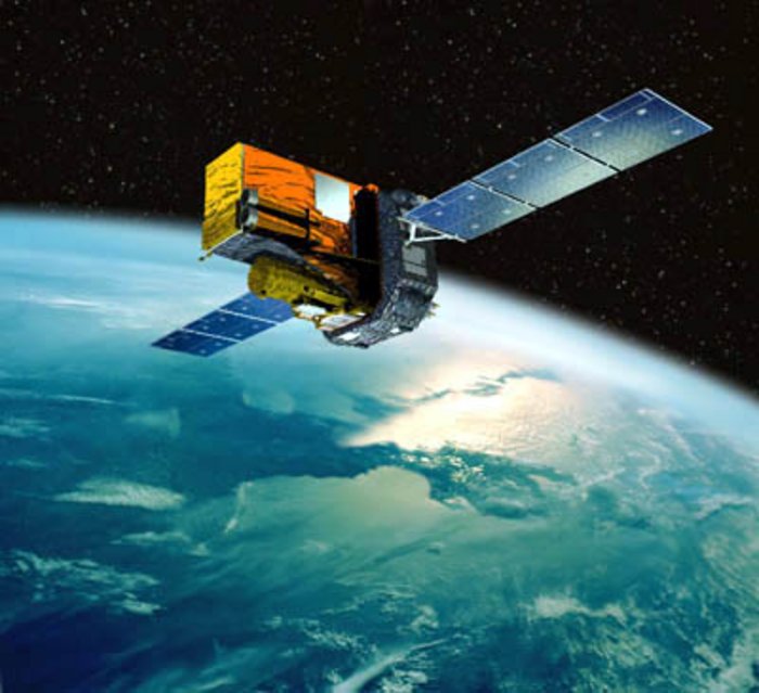 Künstlerische Darstellung eines Satelliten im All, im Hintergrund die Erdkugel.
