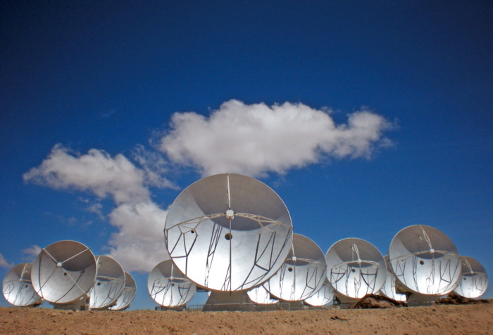 Antennen des Atacama Large Millimeter Array Das Atacama Large Millimeter/submillimeter Array, kurz ALMA, befindet sich noch im Bau – 5000 Meter über dem Meeresspiegel auf dem Chajnantor-Plateau in der Atacamawüste im Norden von Chile. Hier sind einige der Antennen zu sehen, die bereits installiert wurden.