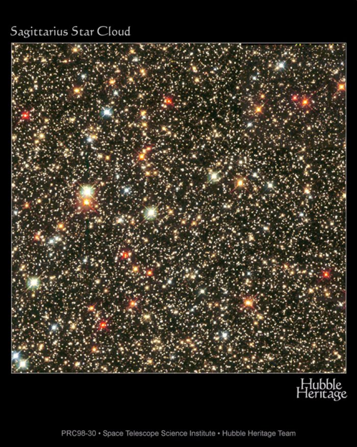 Himmelsaufnahme gleichmäßig übersät mit Tausenden von Sterne; einige Sterne leuchten auffallend rot, gelblich oder blau.