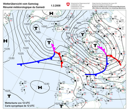 Auf dieser Europakarte sind zahlreiche Hochs, Tiefs und Wetterfronten zu erkennen. Westlich von Spanien hängt ein Hoch über dem Meer. Über Skandinavien geht von einem Tief eine Okklusionsfront aus, die sich über Polen in eine Kalt- und Warmfront spalt