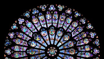 Eine kreisrunde gotische Fensterrose, die ein hohes Maß an Symmetrie aufweist. 