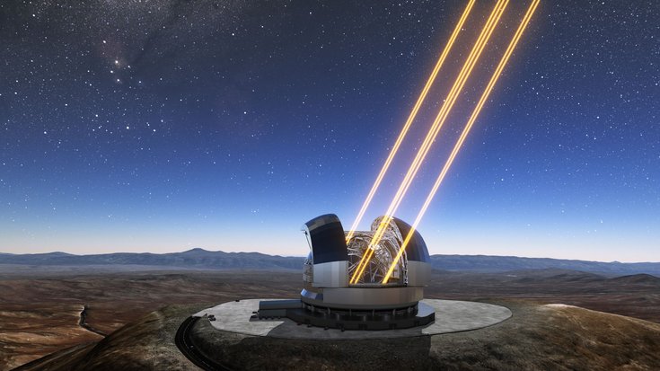 Eine künstlerische Darstellung zeigt das ELT bei Nacht mit geöffneter Kuppel, aus der Laserstrahlen gen Himmel gerichtet sind. Diese sind für die adaptive Optik gedacht und helfen dabei, atmosphärische Störeffekte zu reduzieren. 