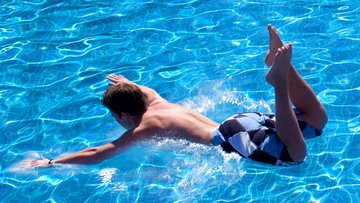Schwimmer in einem blauen Pool