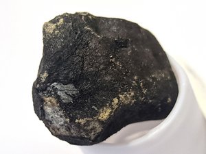 Stein mit einer auffälligen schwarzen Kruste