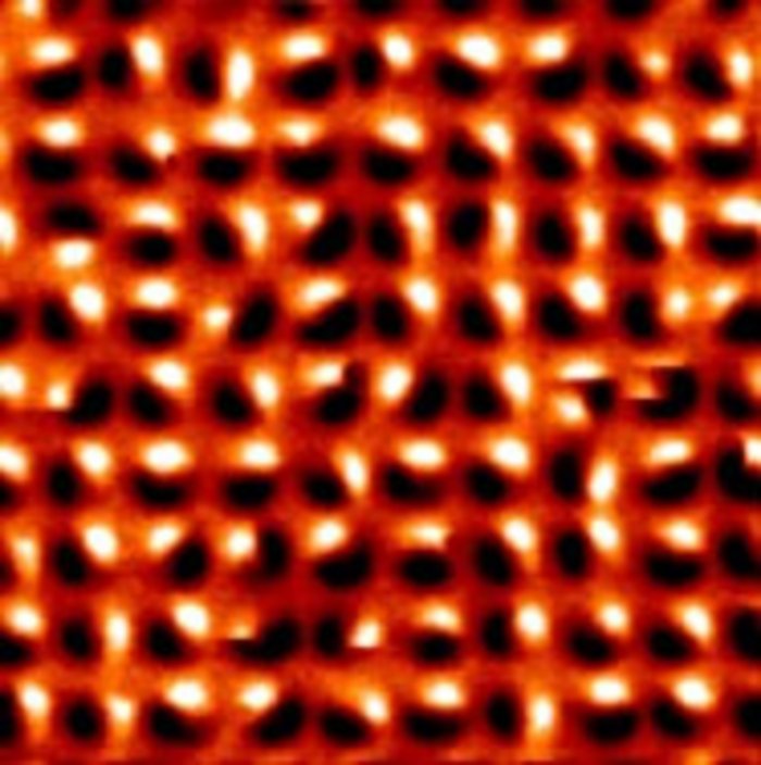 Mikroskopaufnahme: regelmäßige Gitterstruktur mit schwarzen Flächen dazwischen.