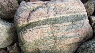 Gneis ähnelt Granit, fällt aber durch seine gebänderte Musterung auf. 