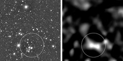 Zwei Schwarz-Weiß-Bilder; links eine Himmelsaufnahme mit vielen Objekten; eine Gruppe von Objekten mit einem Kreis markiert; rechts auf schwarzem Grund ein paar graue oder weiße Flecken; die hellste Region ebenfalls eingekreist.