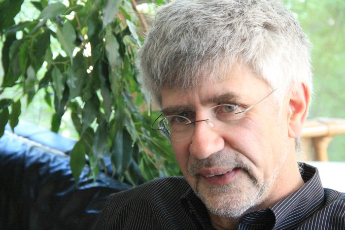 Thomas Gerz Das Bild zeigt eine Porträtaufnahme des Meteorologen Thomas Gerz. Gerz ist ein Mann Mitte 50, trägt einen kurzen Vollbart und eine unauffällige Brille.