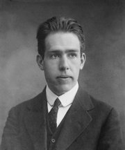 Schwarz-Weiß-Fotografie von Niels Bohr als junger Mann.