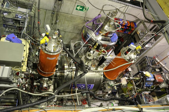 Das BASE-Experiment am Forschungszentrum CERN Aus einer Sicht von oben ist ein das BASE-Experiment am Forschungszentrum CERN fotografiert.