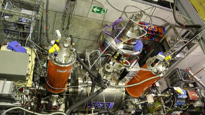Aus einer Sicht von oben ist ein das BASE-Experiment am Forschungszentrum CERN fotografiert.
