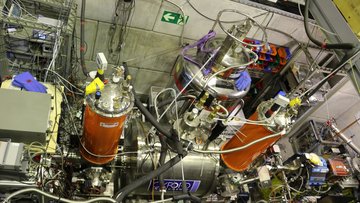 Aus einer Sicht von oben ist ein das BASE-Experiment am Forschungszentrum CERN fotografiert.