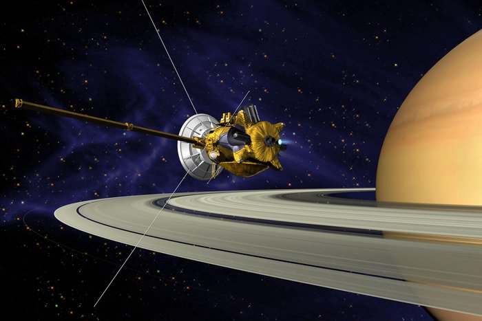 Satellit fliegt über einem Ring des Saturn