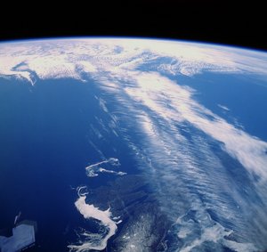 Dünnes Wolkenband über einem Ozean vom Weltall aus fotografiert