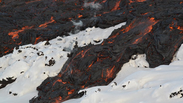 Glühende Lava über Schnee