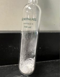 Eine Glasröhre, in dem sich ein Gemisch von Flüssigkeiten befindet.