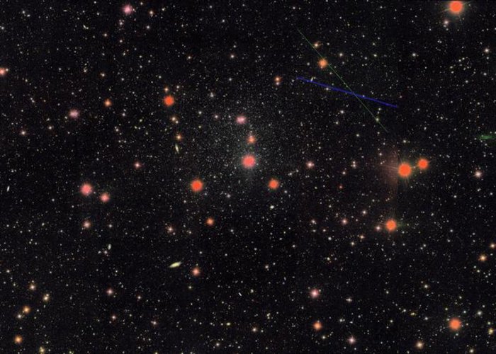 Eine Galaxie aus Dunkler Materie? Aufnahme zahlreicher Sterne und Galaxien im Weltall: Schwarzer Hintergrund und viele sehr kleine und größere kreisförmige oder elliptische helle Flecken.