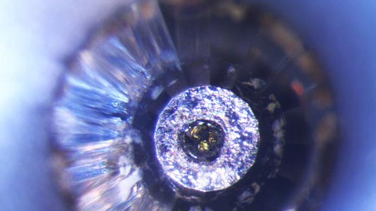 Nahaufnahme einer Basaltprobe auf dem Diamantstempel nach der Röntgenanalyse.