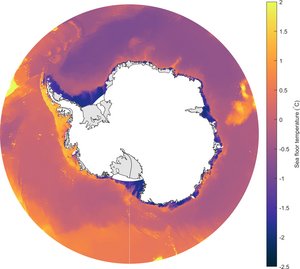 Karte der Antarktis in weiß umgeben vom Meer, das in violett dargestellt ist; an den Küstenregionen zeigt gelbes Färbung des Wassers eine höhere Wassertemperatur an, die gelben Flächen sind im Westen größer als an den anderen Küstenbereichen