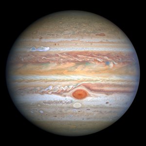 Die Aufnahme zeigt die Wolkendecke des Planeten Jupiter. Auf der Südhalbkugel hebt sich deutlich ein großer ovaler Fleck ab.