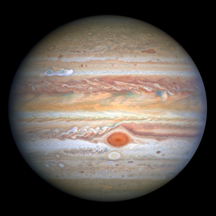 Die Aufnahme zeigt die Wolkendecke des Planeten Jupiter. Auf der Südhalbkugel hebt sich deutlich ein großer ovaler Fleck ab.