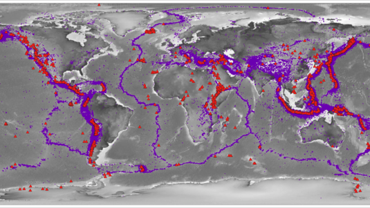 Weltkartenausschnitt: Über die Erde verteilt sind in bestimmten Zonen lilafarbene Punkte und rote Dreiecke eingetragen, besonders viele rings um den Pazifik. 