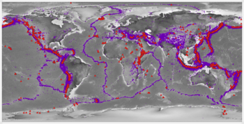 Infografik/Weltkarte: Über die Erde verteilt sind in bestimmten Zonen lilafarbene Punkte und rote Dreiecke eingetragen, besonders viele rings um den Pazifik. 